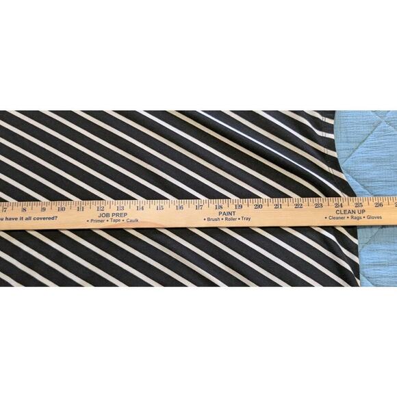 Avenue Top Womens Plus Size 20/22 2X Blqck White Striped Angled Hem Stretch - Picture 5 of 7